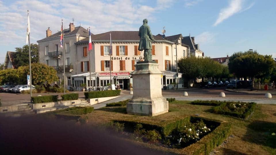 Hotel Restaurant Les Templiers モンバール エクステリア 写真