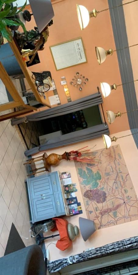 Hotel Restaurant Les Templiers モンバール エクステリア 写真